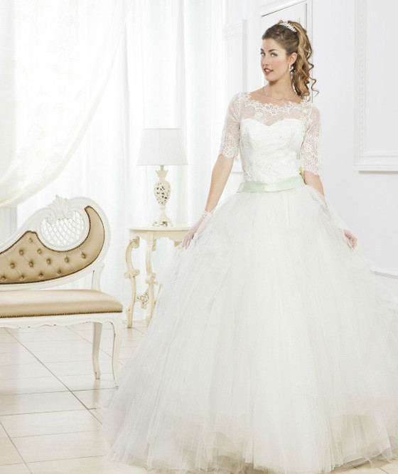 L 297 Abito da sposa con scollo omerale di pizzo e  gonna in tulle